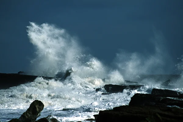 Хвиля розбилася на скелі Ліцензійні Стокові Фото
