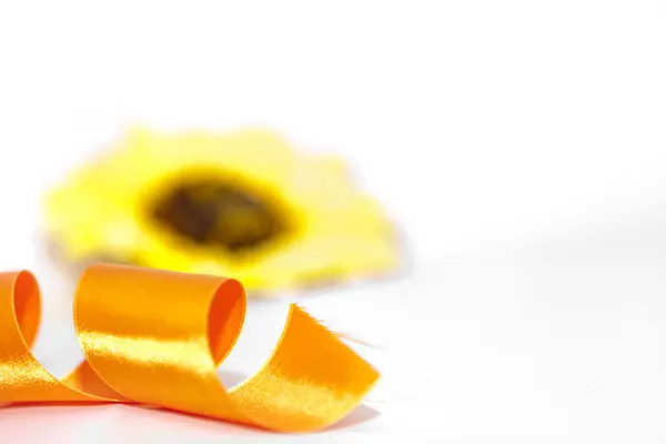 bir kurdele ile ayçiçeği