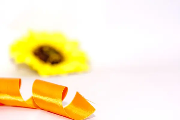 bir kurdele ile ayçiçeği