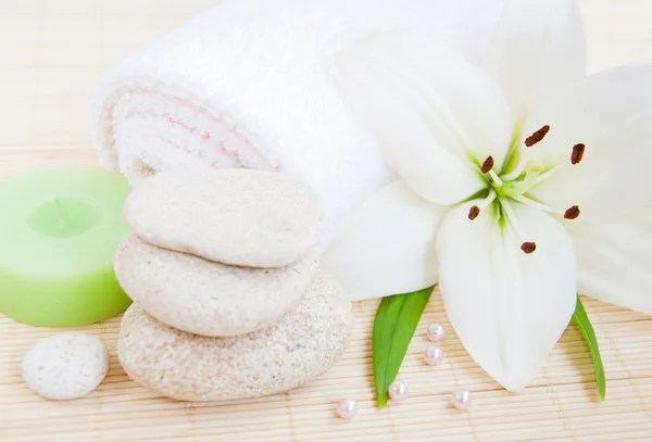 White lilly and towel — Stock Photo, Image