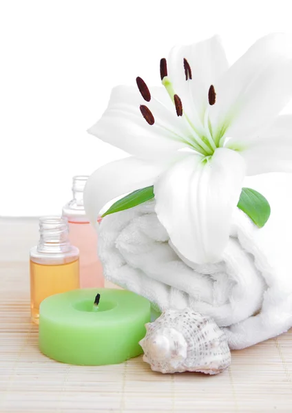White lilly and towel — Stock Photo, Image