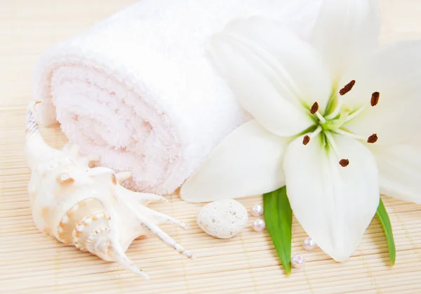 Beyaz lilly ve havlu — Stok fotoğraf