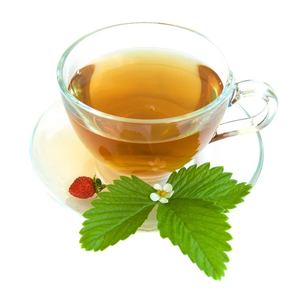 Tazza di tè e fragole selvatiche su sfondo bianco — Foto Stock