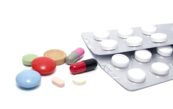 하얀 배경에 놓인 약들 — 스톡 사진