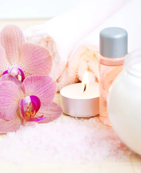 Svíčka, ručník a orchidej — Stock fotografie