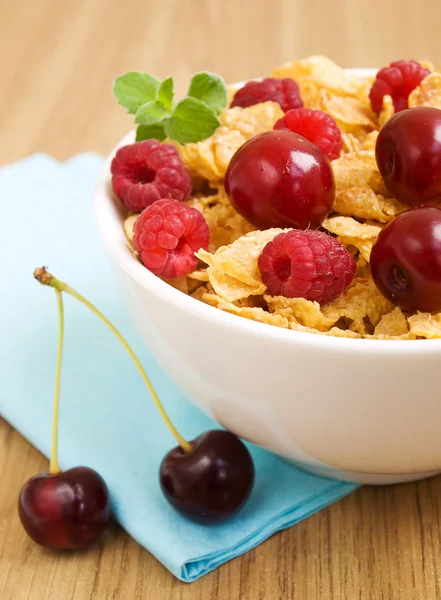 Corn flakes with berries — Stock Photo, Image