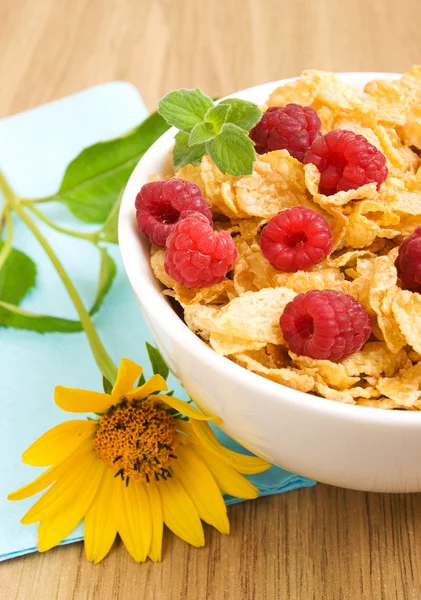 Corn flakes with raspberries — Stock Photo, Image