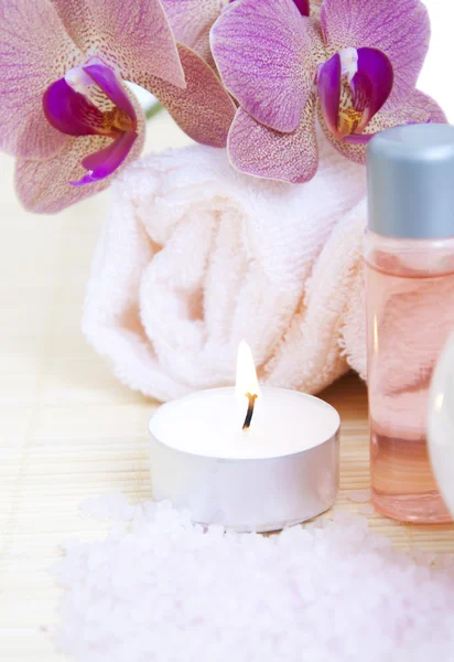 Svíčka, ručník a orchidej — Stock fotografie