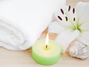 Beyaz lilly ve havlu