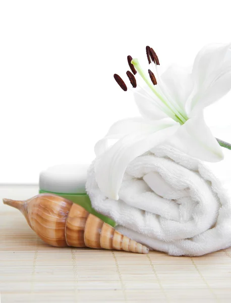 White lilly and towel — Stock Photo, Image