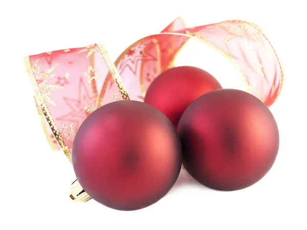 Christbaumkugeln und Schleife — Stockfoto