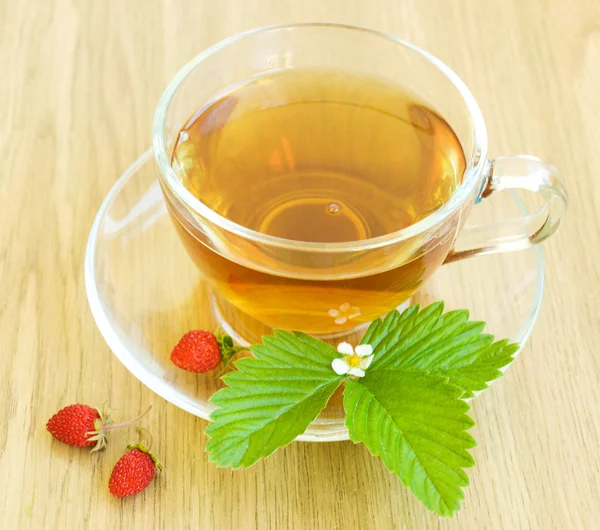 Tea and wild strawberries — Stock Photo, Image