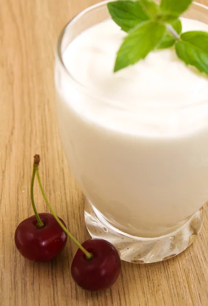 Körsbär yoghurt — Stockfoto