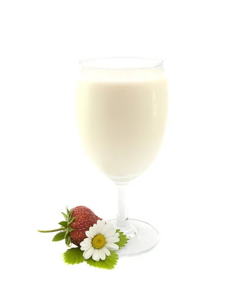 Glas met aardbeien yoghurt op een witte achtergrond — Stockfoto