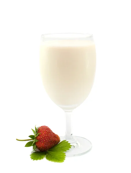 Szkło z jogurtem truskawki na białym tle — Zdjęcie stockowe