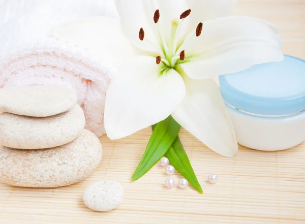 White lilly and towel — Stock Photo, Image