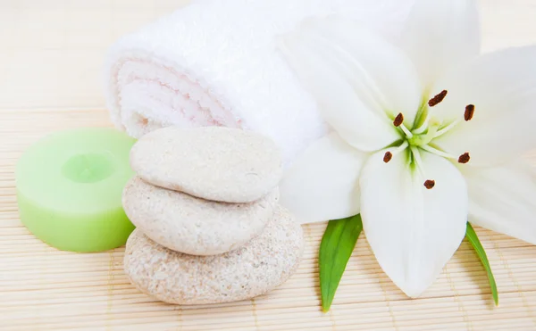 White lilly and towel — Stock Photo, Image