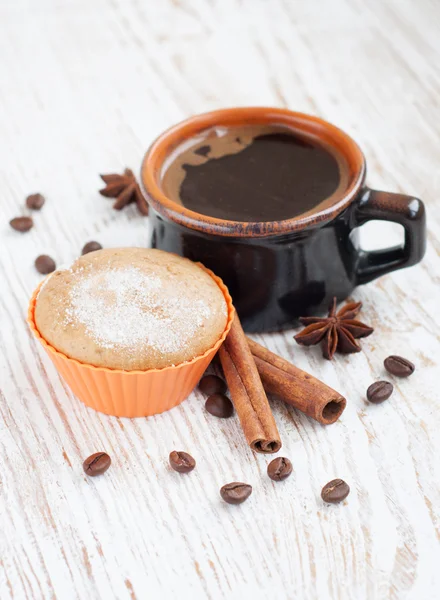 Choklad muffin med kopp kaffe — Stockfoto