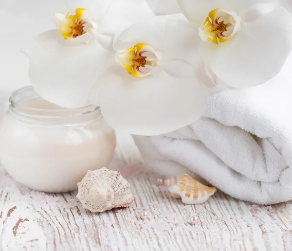 Moisturizing cream with orchids and towel — Stock Photo, Image