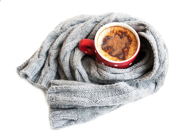 Tasse Kakao in grauen Schal gewickelt — Stockfoto