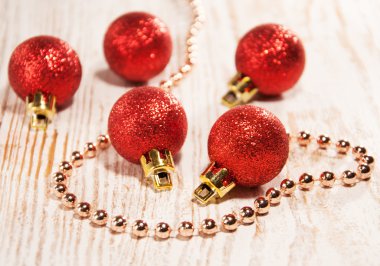 Noel baubles rustik ahşap zemin üzerinde