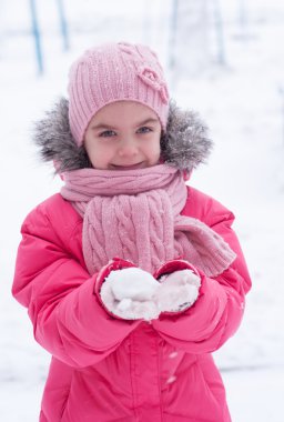 Karda oynayan genç kız