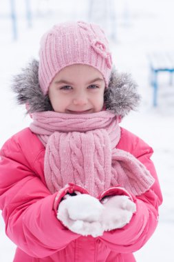 Karda oynayan genç kız