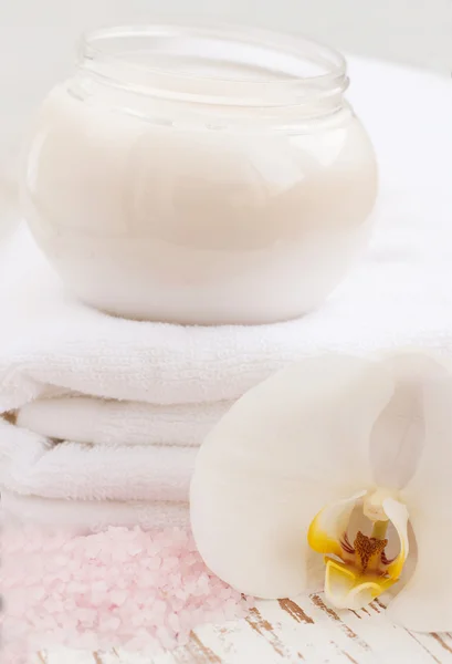 Recipiente de creme hidratante cosmético com orquídeas brancas e — Fotografia de Stock