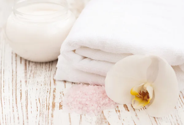 Conteneur de crème hydratante cosmétique aux orchidées blanches et — Photo