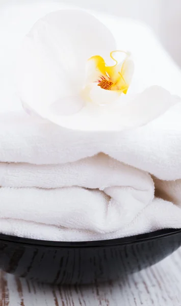 白色兰花和毛巾 — 图库照片