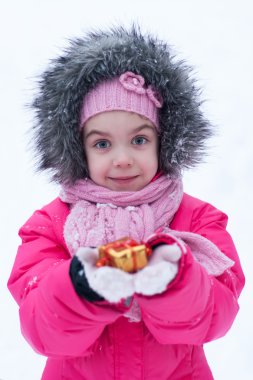 Karda oynayan genç kız