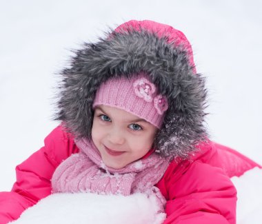 Karda oynayan genç kız