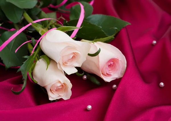 Rosas sobre fondo satinado —  Fotos de Stock