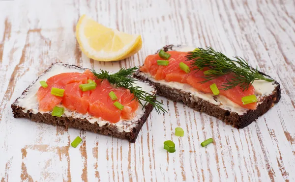 Canapés com salmão — Fotografia de Stock