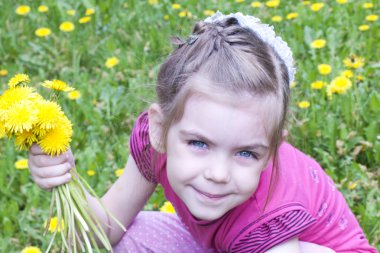 alanındaki dandelions, genç kız