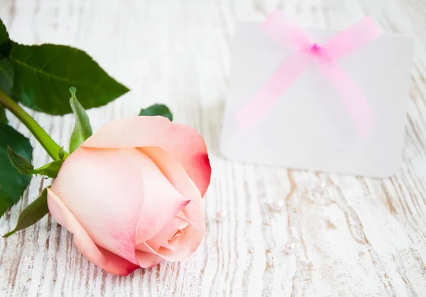 Κενή κάρτα για σας μήνυμα και το ροζ τριαντάφυλλο — Φωτογραφία Αρχείου