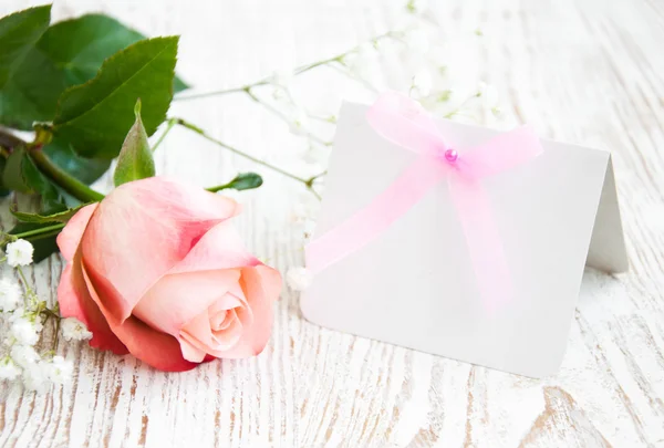 Бланк-карта для вашего сообщения и розовая роза — стоковое фото