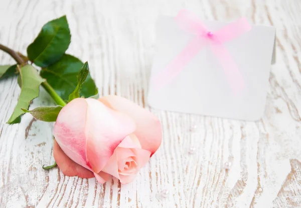 Tarjeta en blanco para su mensaje y rosa rosa —  Fotos de Stock