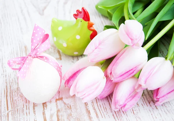 Pink tulips and easter egg — Stock Photo, Image