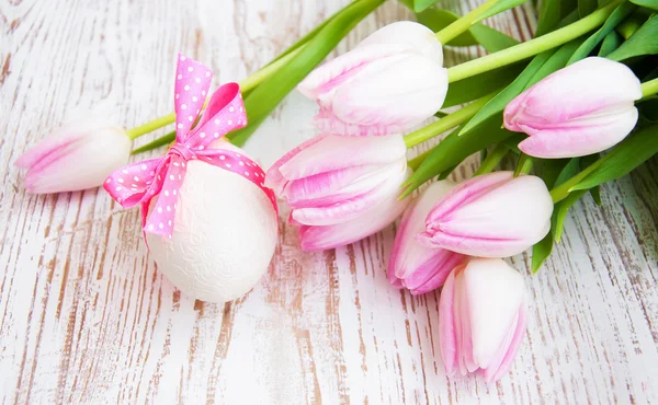 Pink tulips and easter egg — Stock Photo, Image