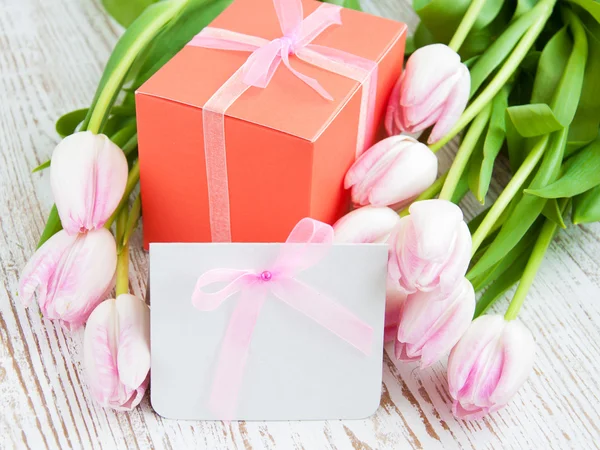 Tulpenstrauß mit Geschenkwagen und Geschenkkarton — Stockfoto