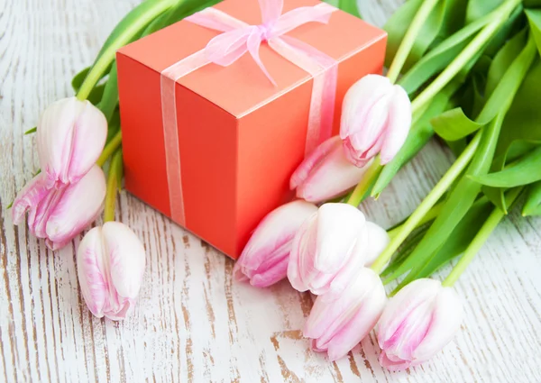 Strauß Tulpen, Geschenkbox auf einem Tisch — Stockfoto