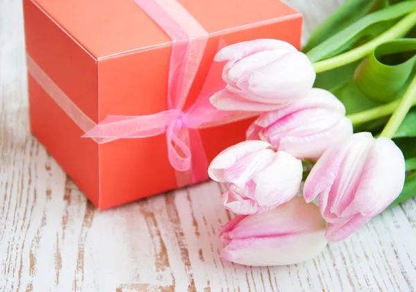 Strauß Tulpen, Geschenkbox auf einem Tisch — Stockfoto