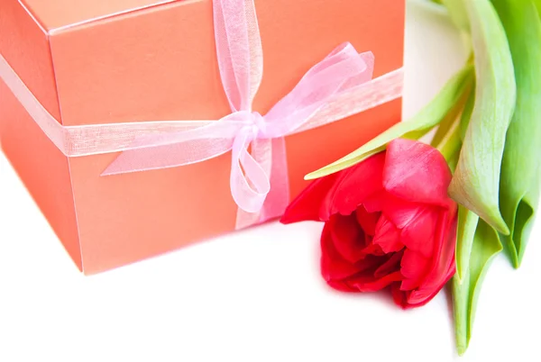 Strauß Tulpen, Geschenkbox auf weißem Hintergrund — Stockfoto