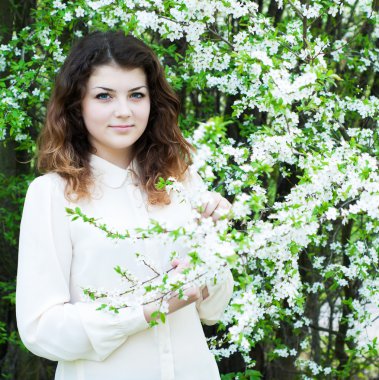 bahar bahçe içindeki genç kız