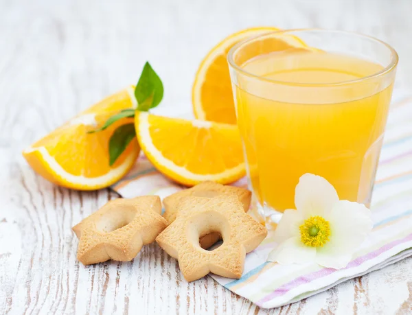 Apelsinjuice och kakor — Stockfoto