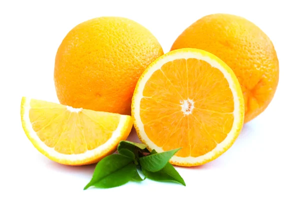 Apelsiner med blad — Stockfoto