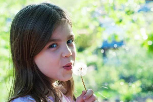 Meisje met een paardebloem — Stockfoto