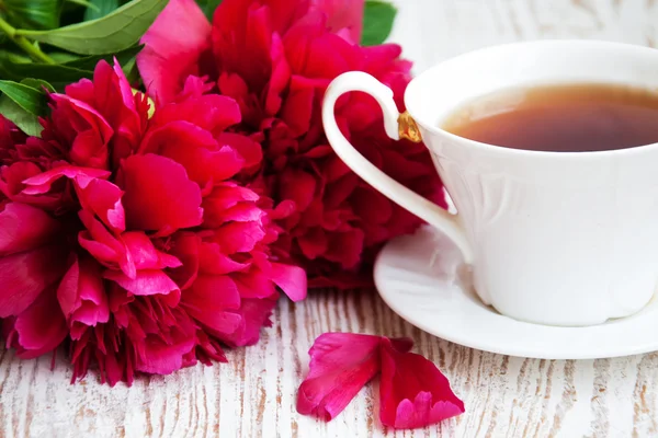 Tea with pink peonies — Stock Photo, Image