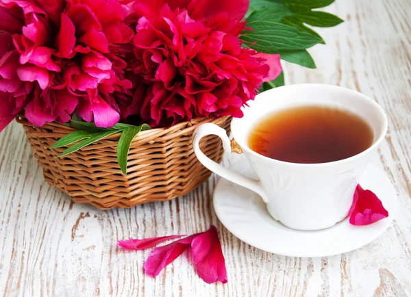 Tea with pink peonies — Stock Photo, Image